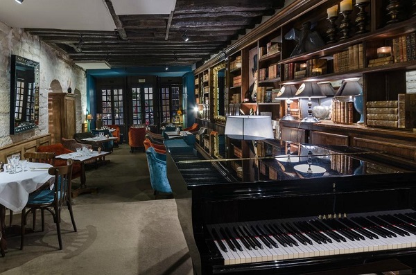 Đàn piano Yamaha trong một nhà hàng trang trí theo phong cách châu Âu